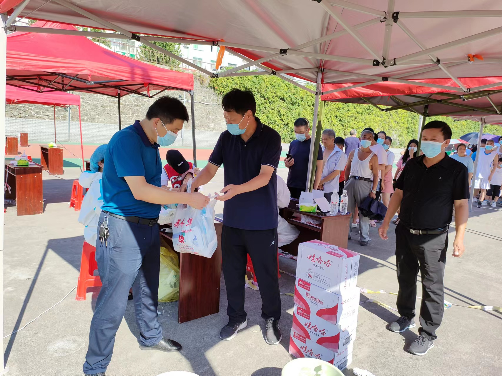 县总工会：7000个爱心口罩送达核酸检测点