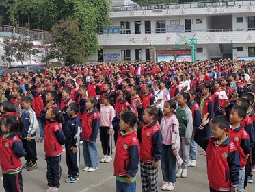 潘口乡中心小学开展“童心向党向国旗敬礼”爱国主义教育活动