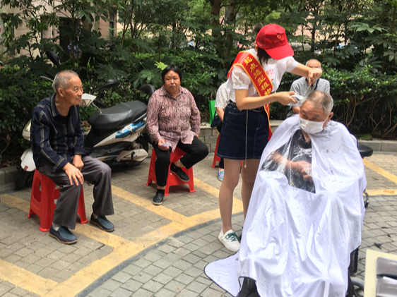 邻里互助常相伴 爱心义剪进社区