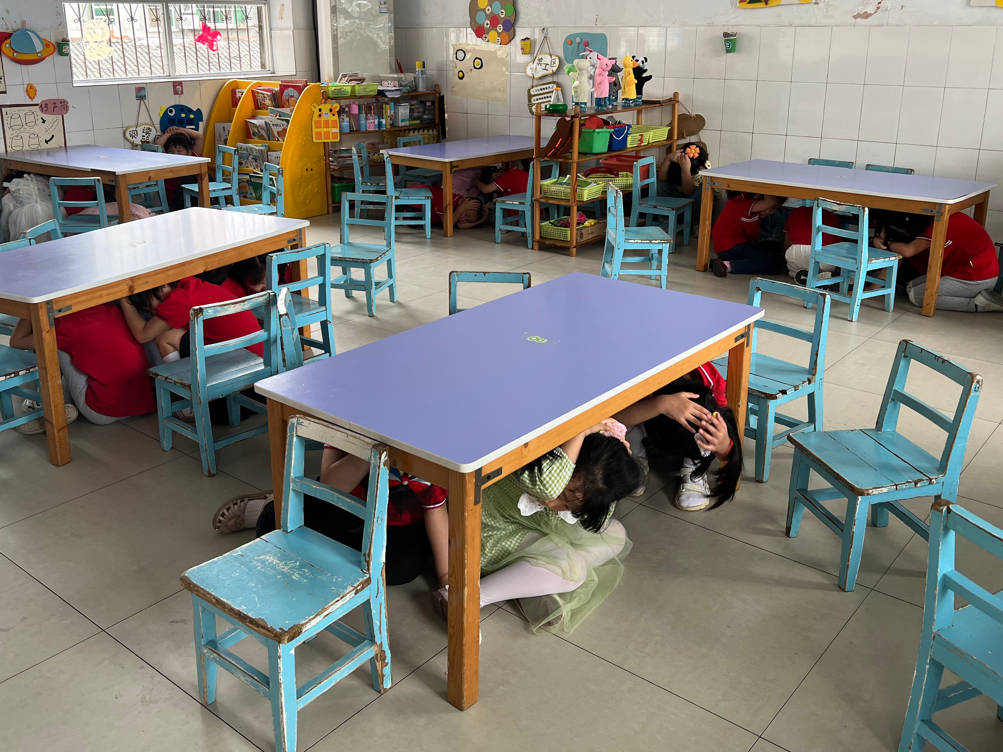 县实验幼儿园开展防震减灾应急疏散演练活动