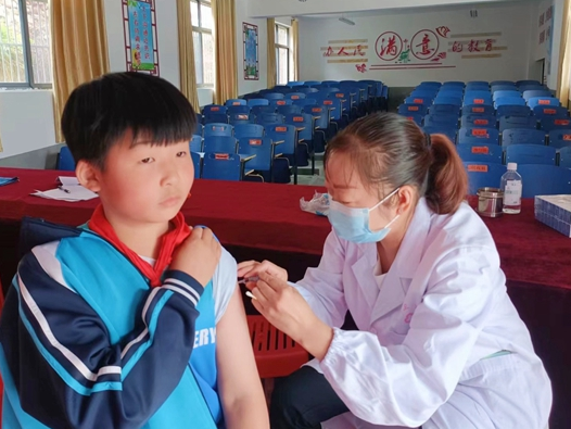 擂鼓小学：疫苗接种进校园  呵护关爱暖心田