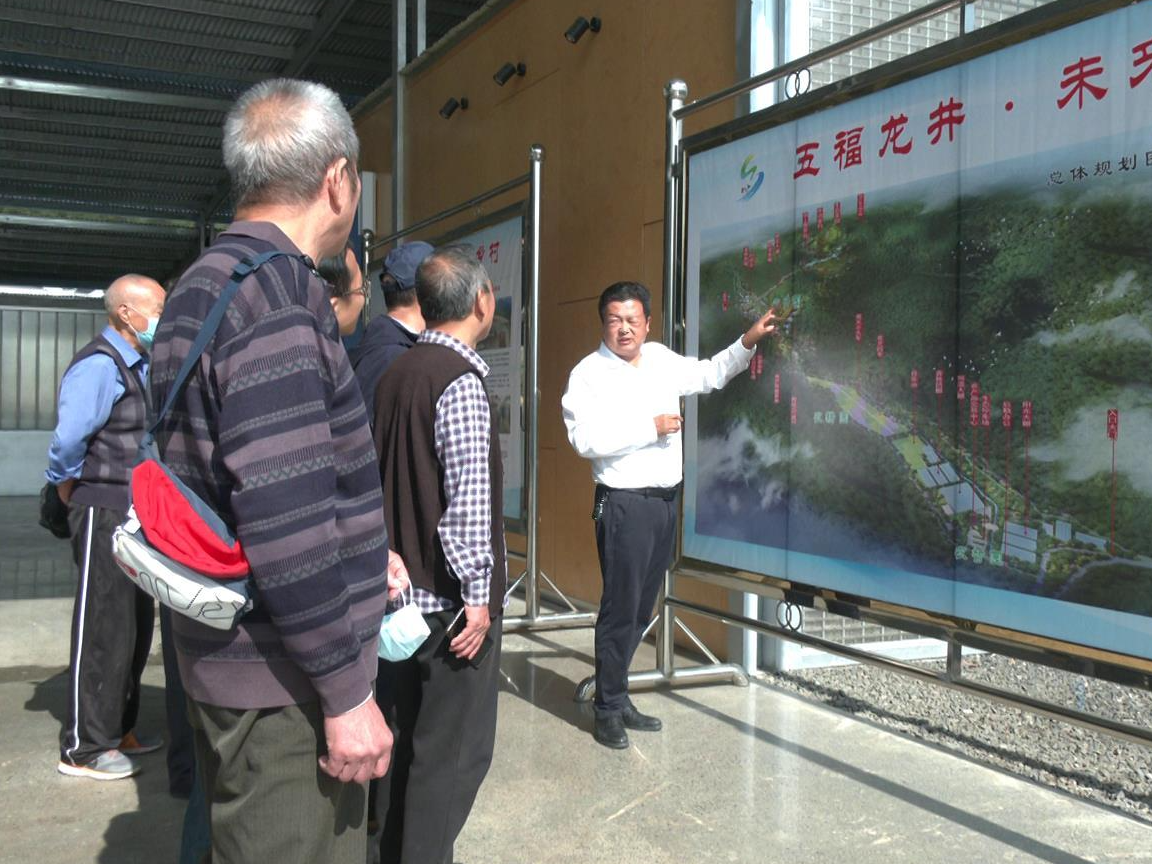 我县离退休老干部参观“共同缔造”试点村建设