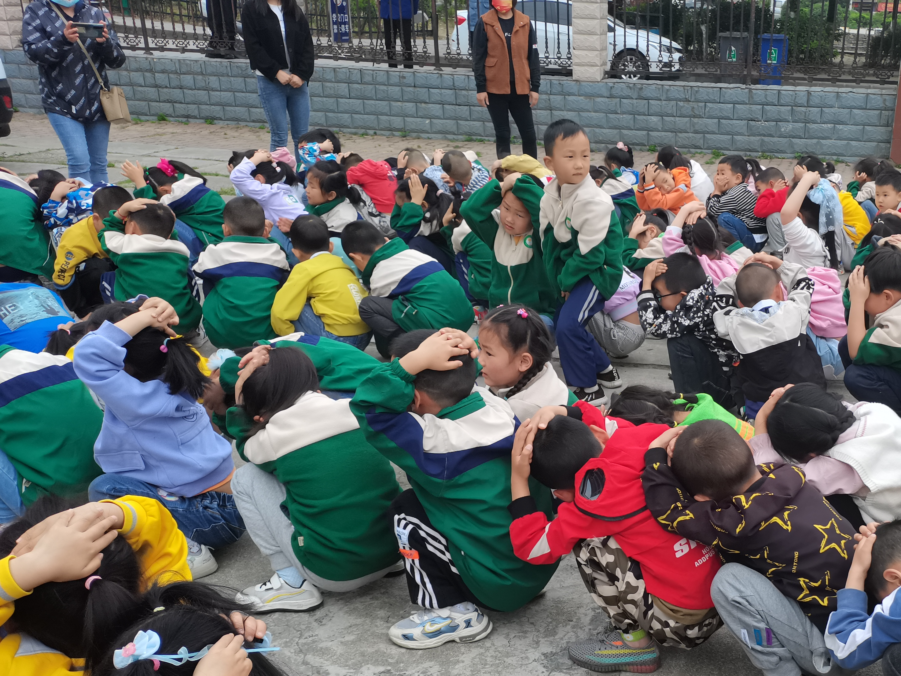 溢水镇中心幼儿园开展地震逃生演练