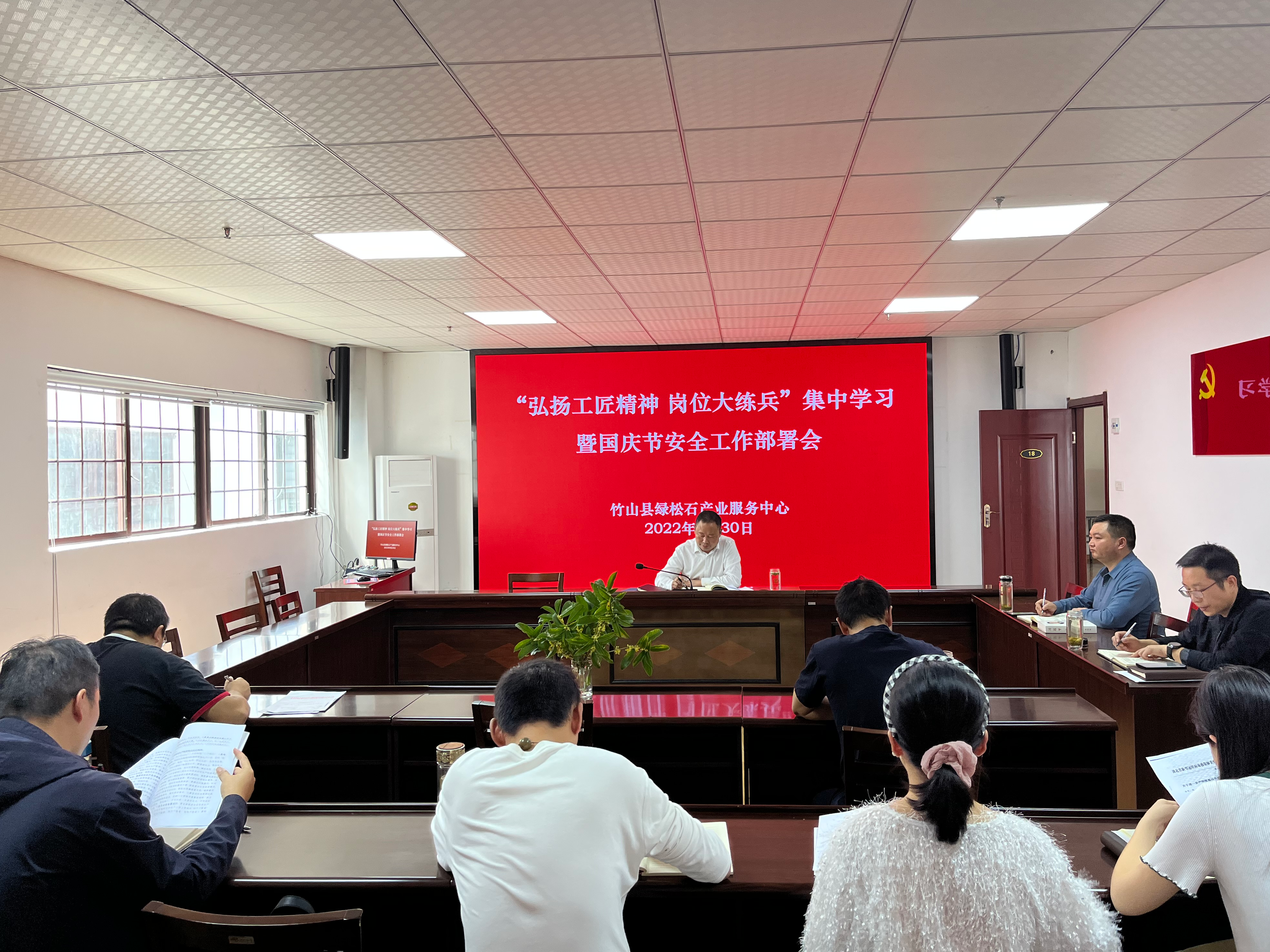 县绿松石产业中心：节前拧紧“安全阀”