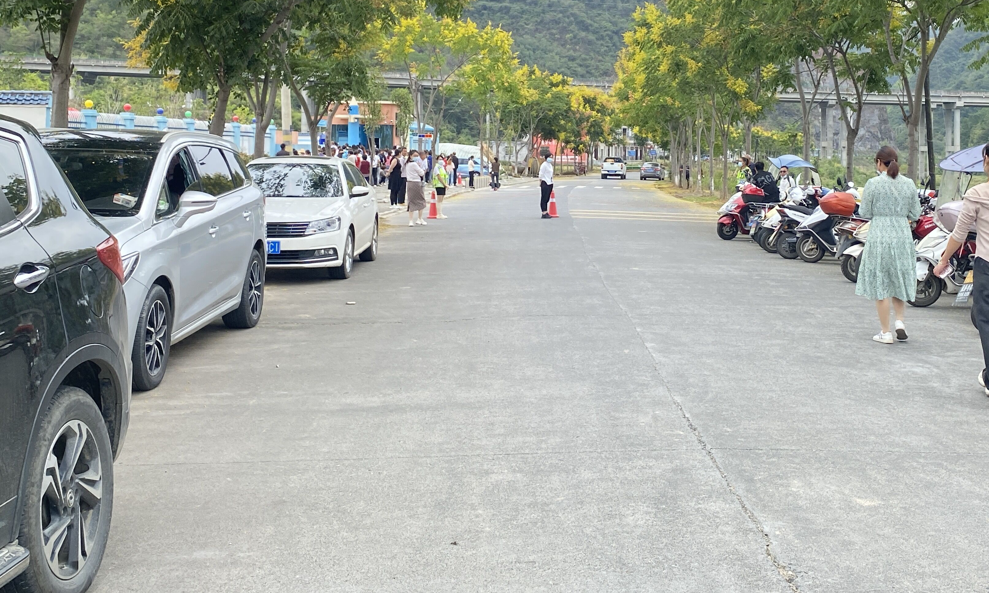 溢水第二幼儿园：规范门前停车 避免交通拥堵