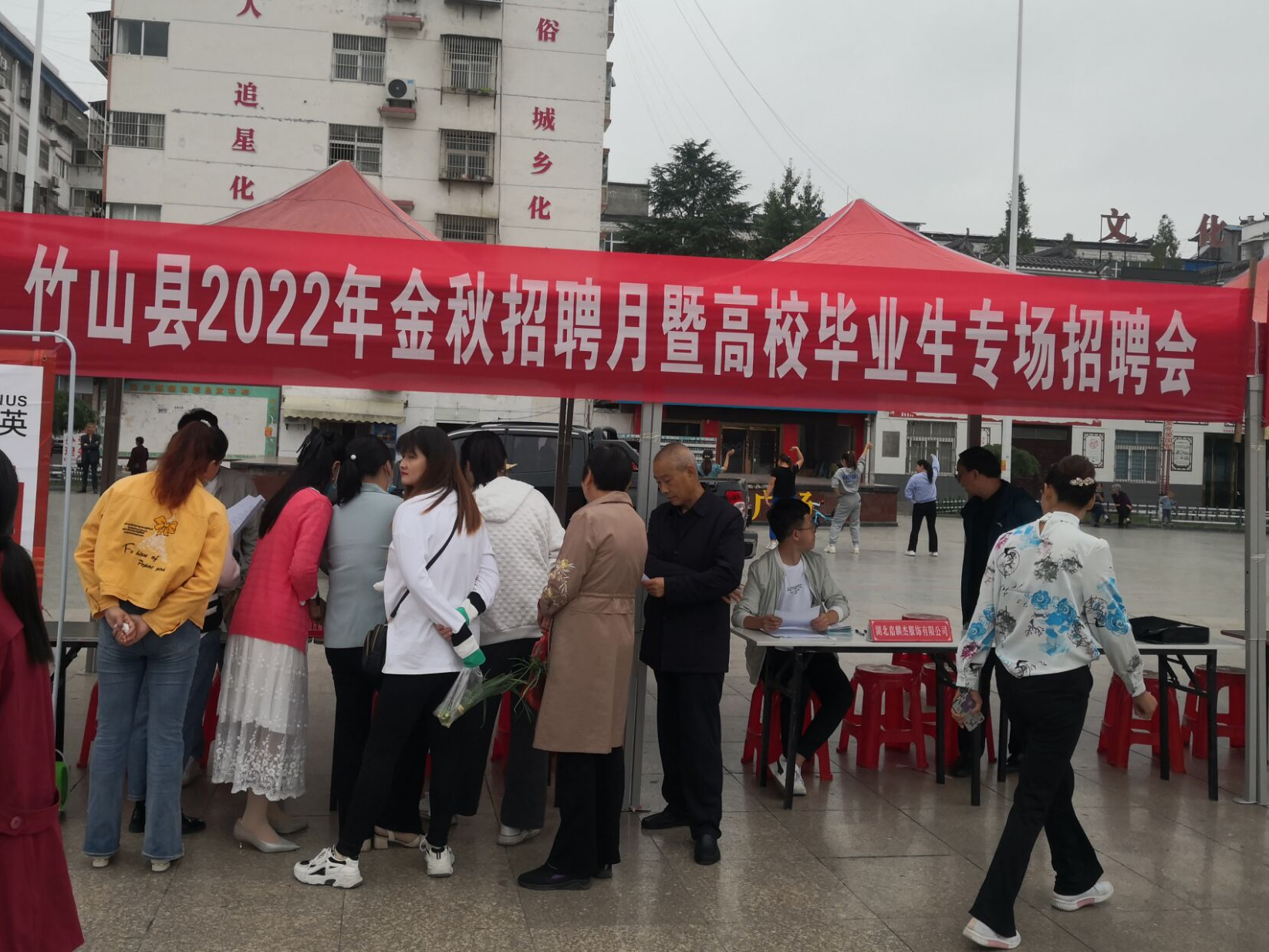 县人社局：金秋送岗位，服务暖民心