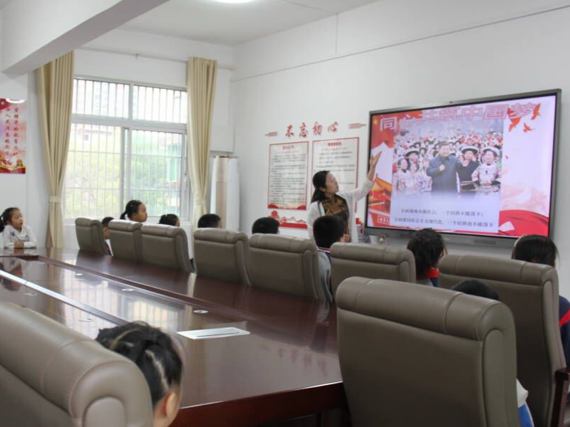 县实验小学举行“民族团结一家亲”师生座谈会