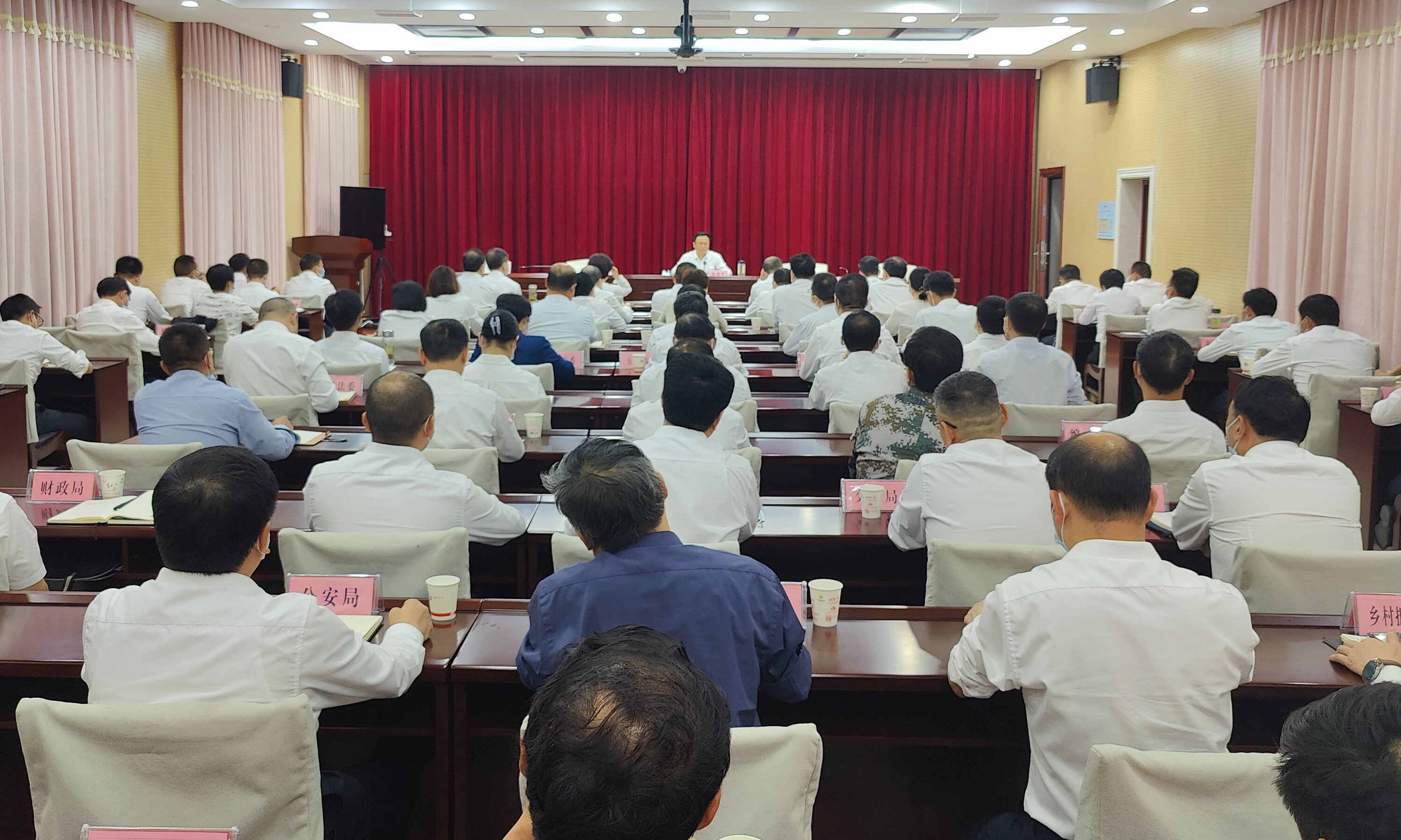 我县集中收听收看全市领导干部专题培训