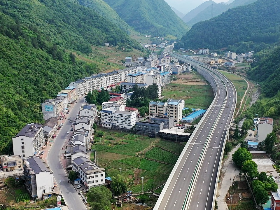 十堰日报社采访团到双台乡采风