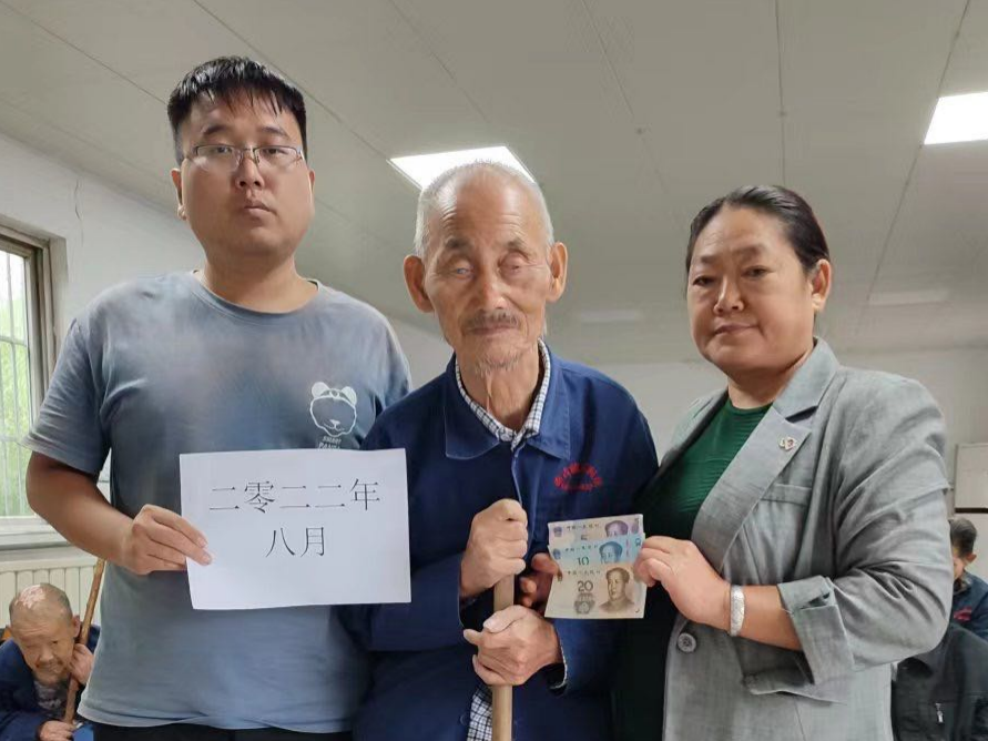 秦古镇民政办节前看望慰问福利院老人