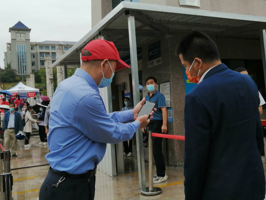 竹山一中：志愿者党员教师服务暖人心