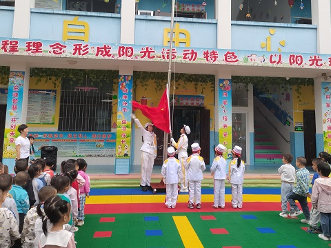 擂鼓镇中心幼儿园举行升国旗仪式