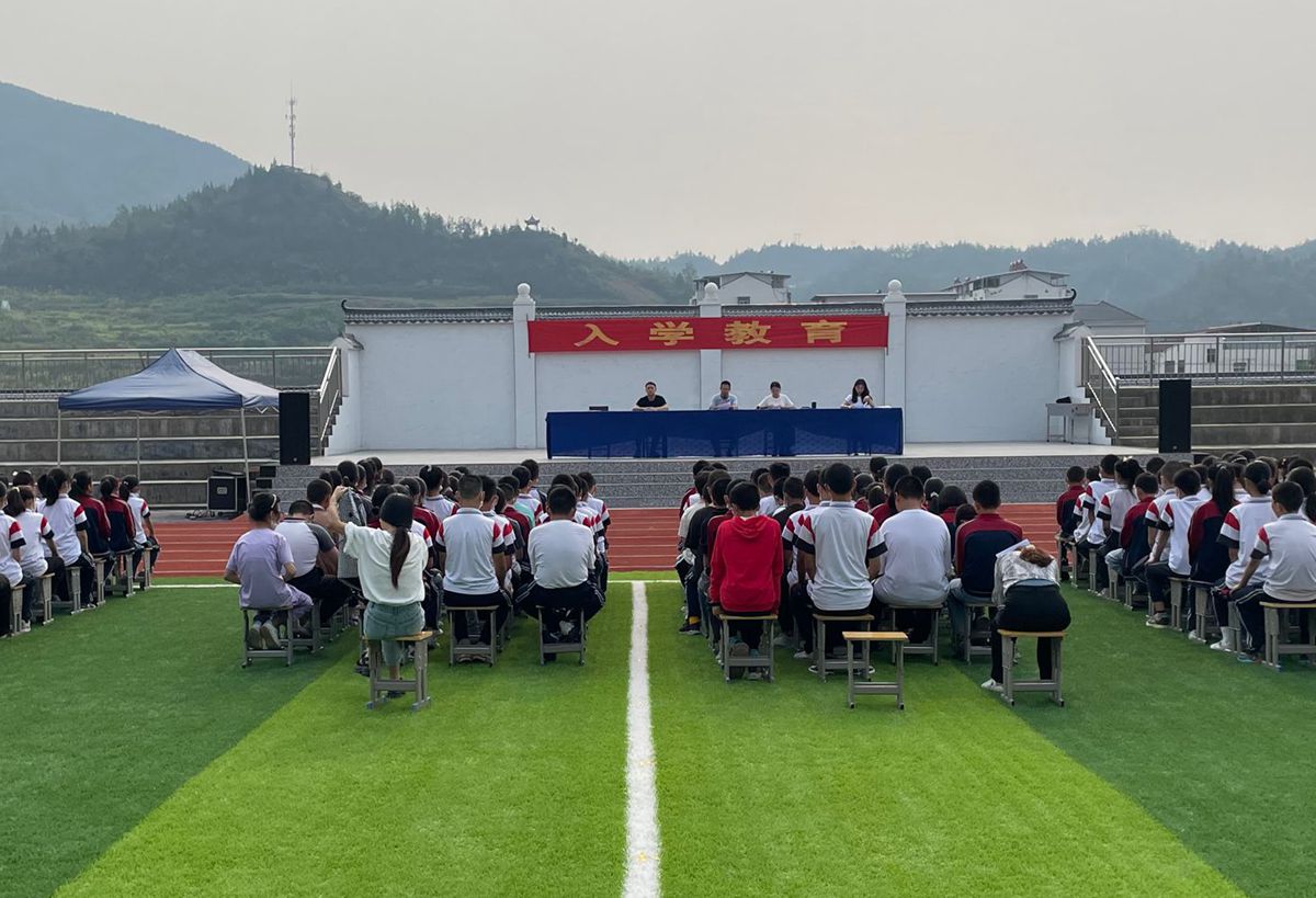 秦古镇中心学校：新生入学教育亮点纷呈