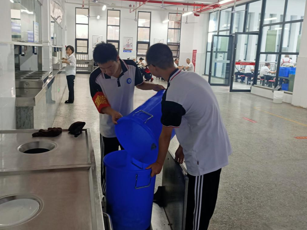 竹山职校：“文明就餐劝导员”引导学生文明就餐