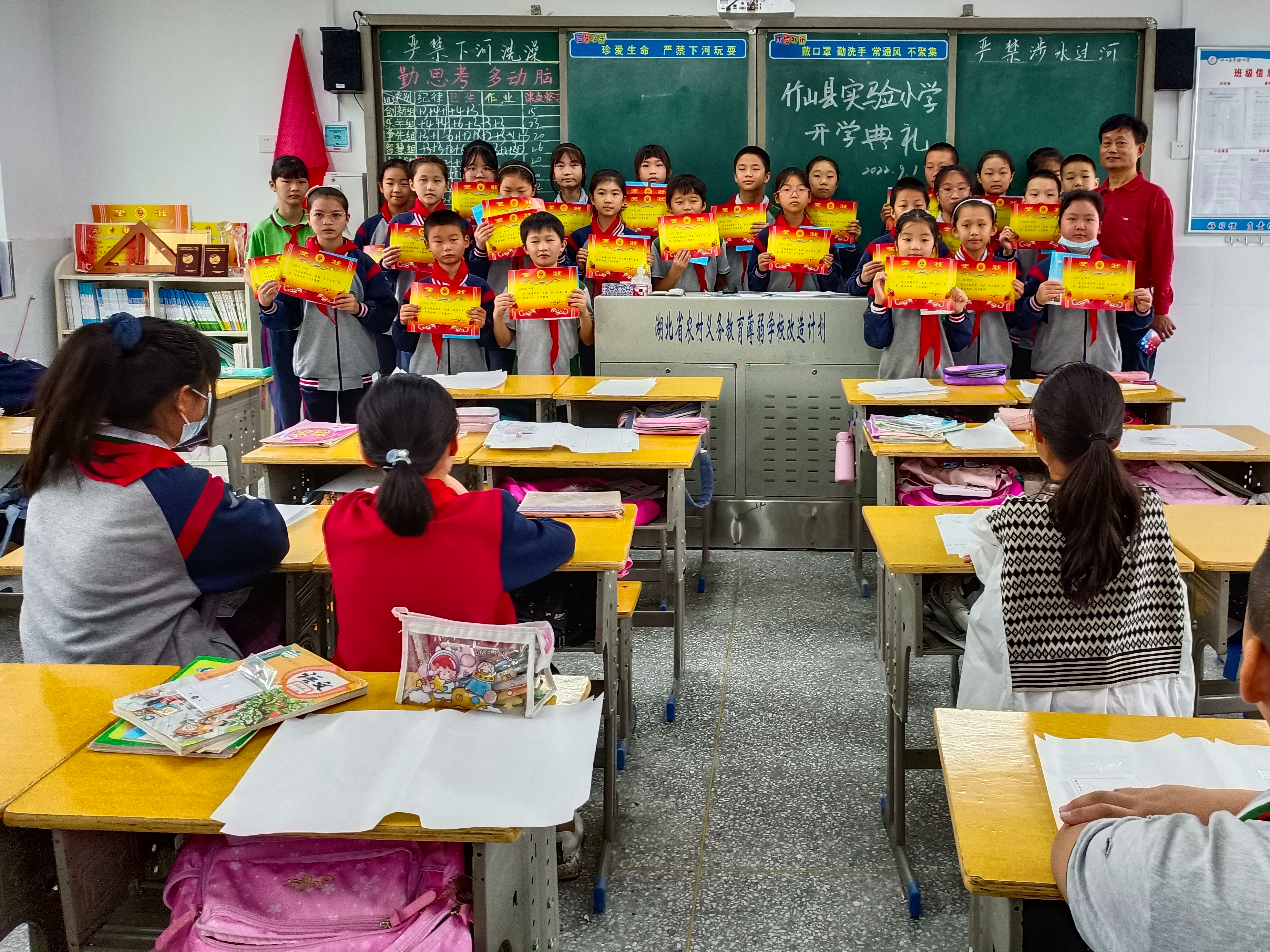 县实验小学顺利开学