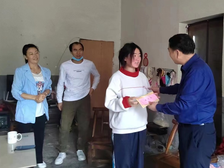 县自然资源和规划局：资助困难学子圆“大学梦”