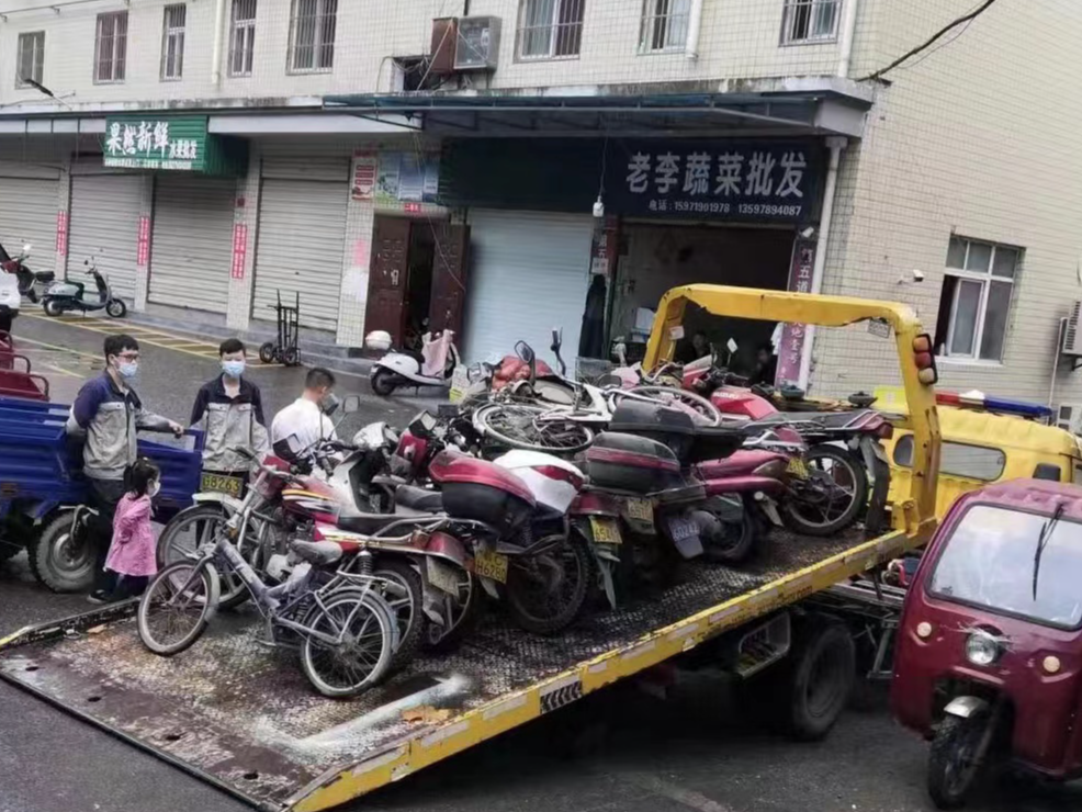 城关镇大街社区开展“僵尸车”整治专项活动