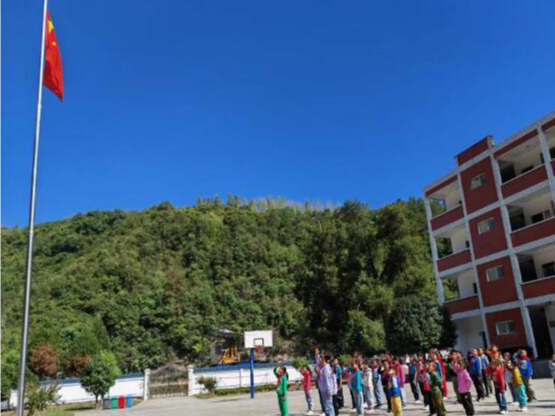 溢水金壶小学：开展“传承红色基因  向国旗敬礼”活动