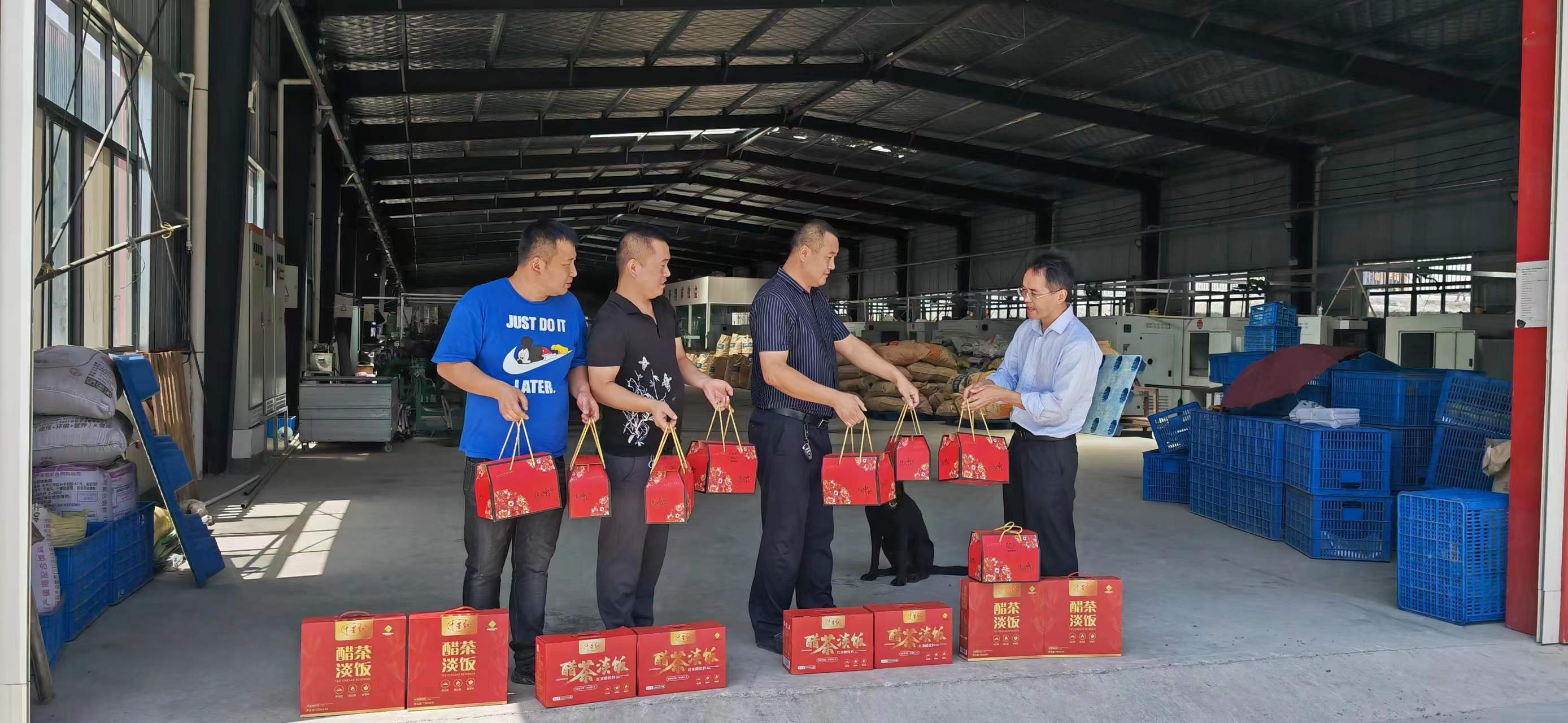 县招商服务中心：中秋慰问送真情 点滴关怀暖人心
