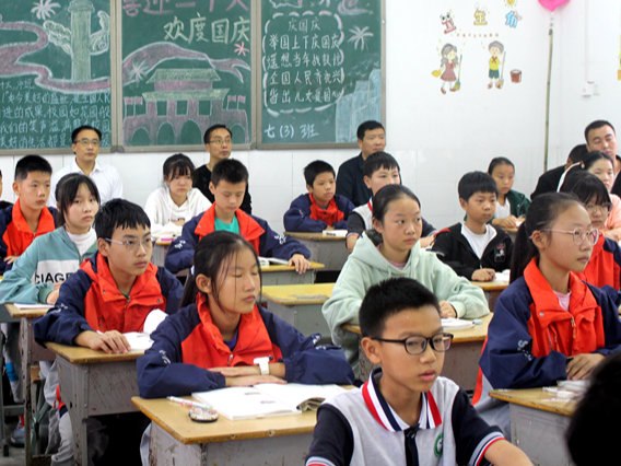 县教研室：18名教研员“沉浸式”驻校教研