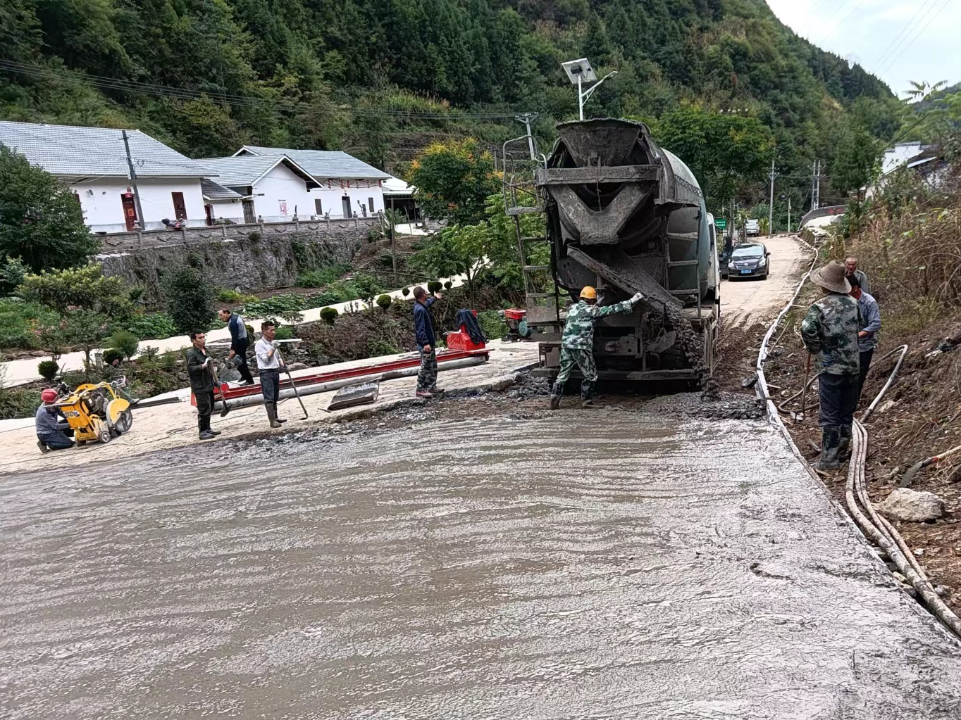 溢水镇天桥村：热火朝天“忙”修路