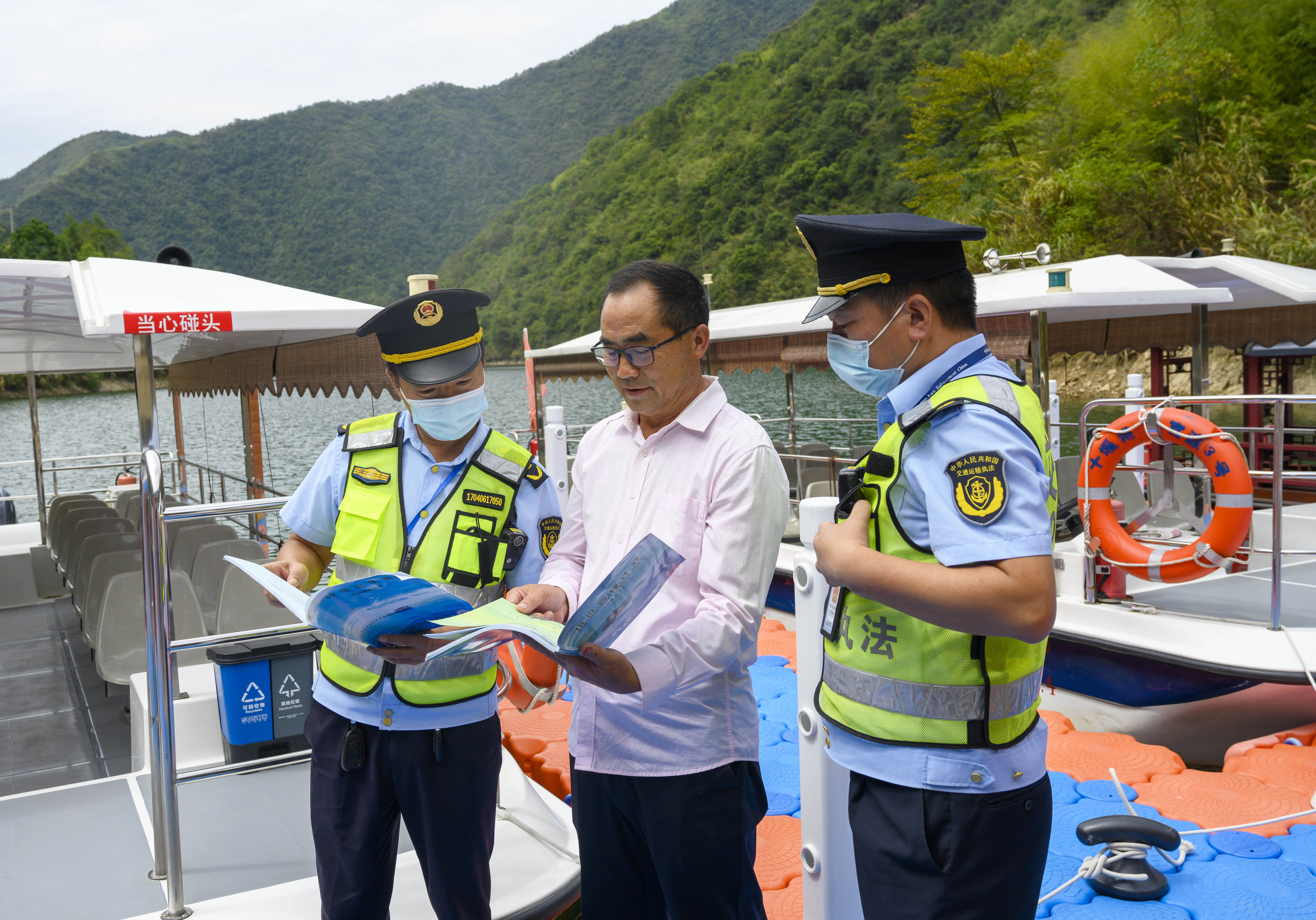 县交通执法大队：护航水路安全迎“两节”