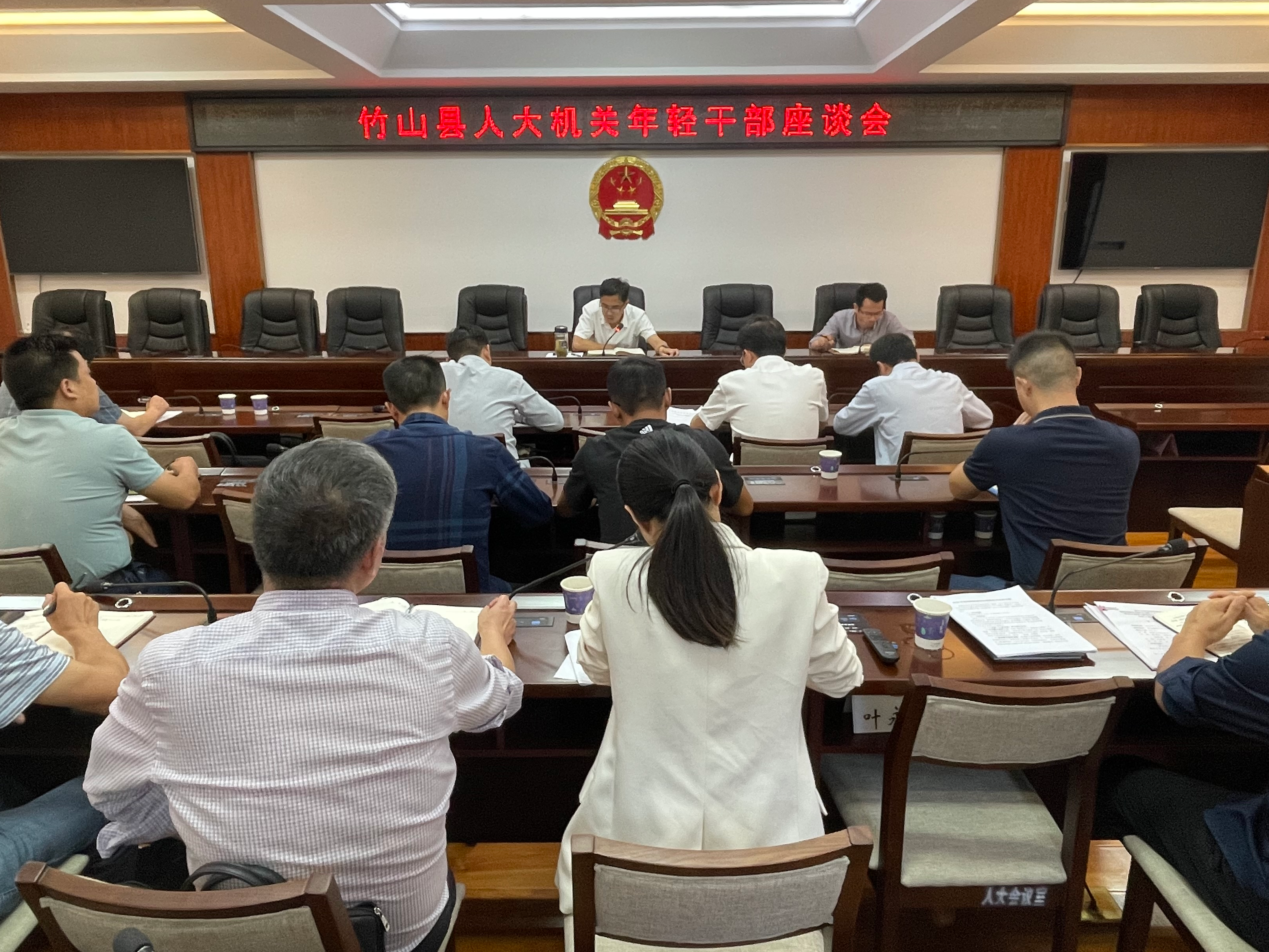 县人大常委会机关召开年轻干部座谈会