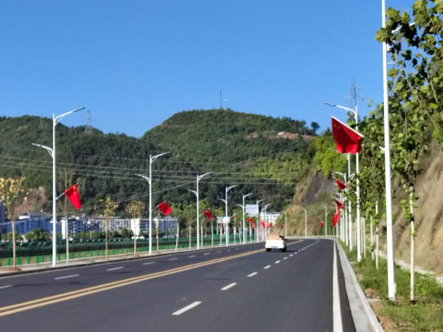 竹山两千面国旗扮靓县城