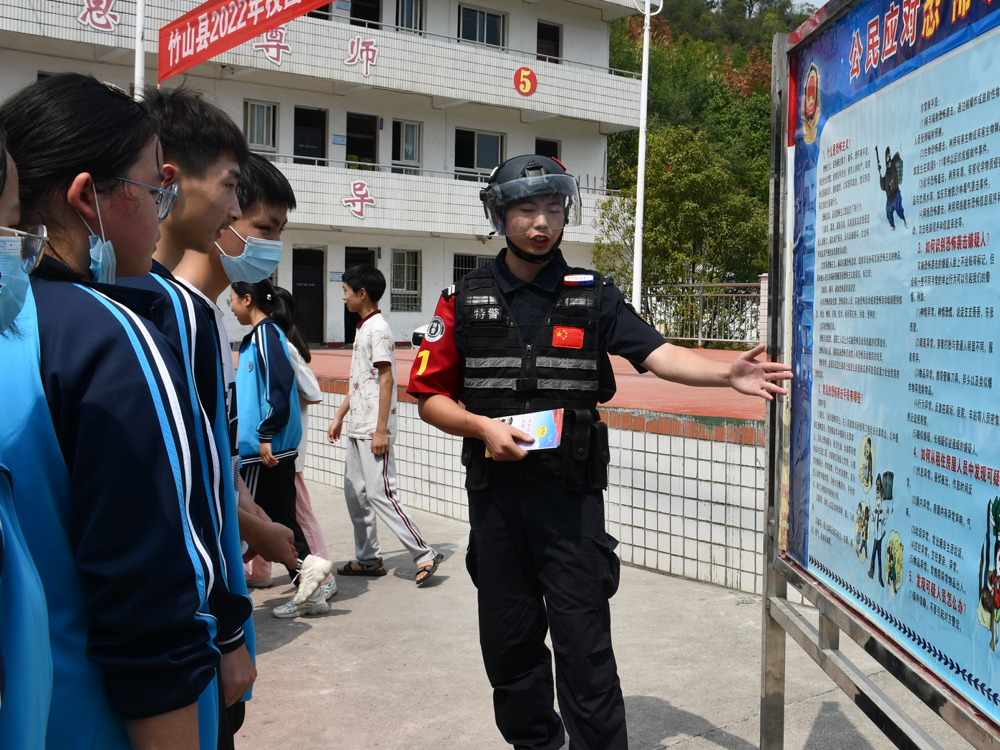 法律安全知识进校园  为学生成长撑起“保护伞”