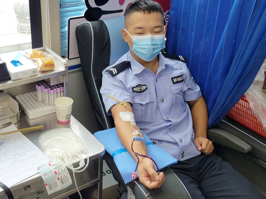 官渡镇干群积极献血