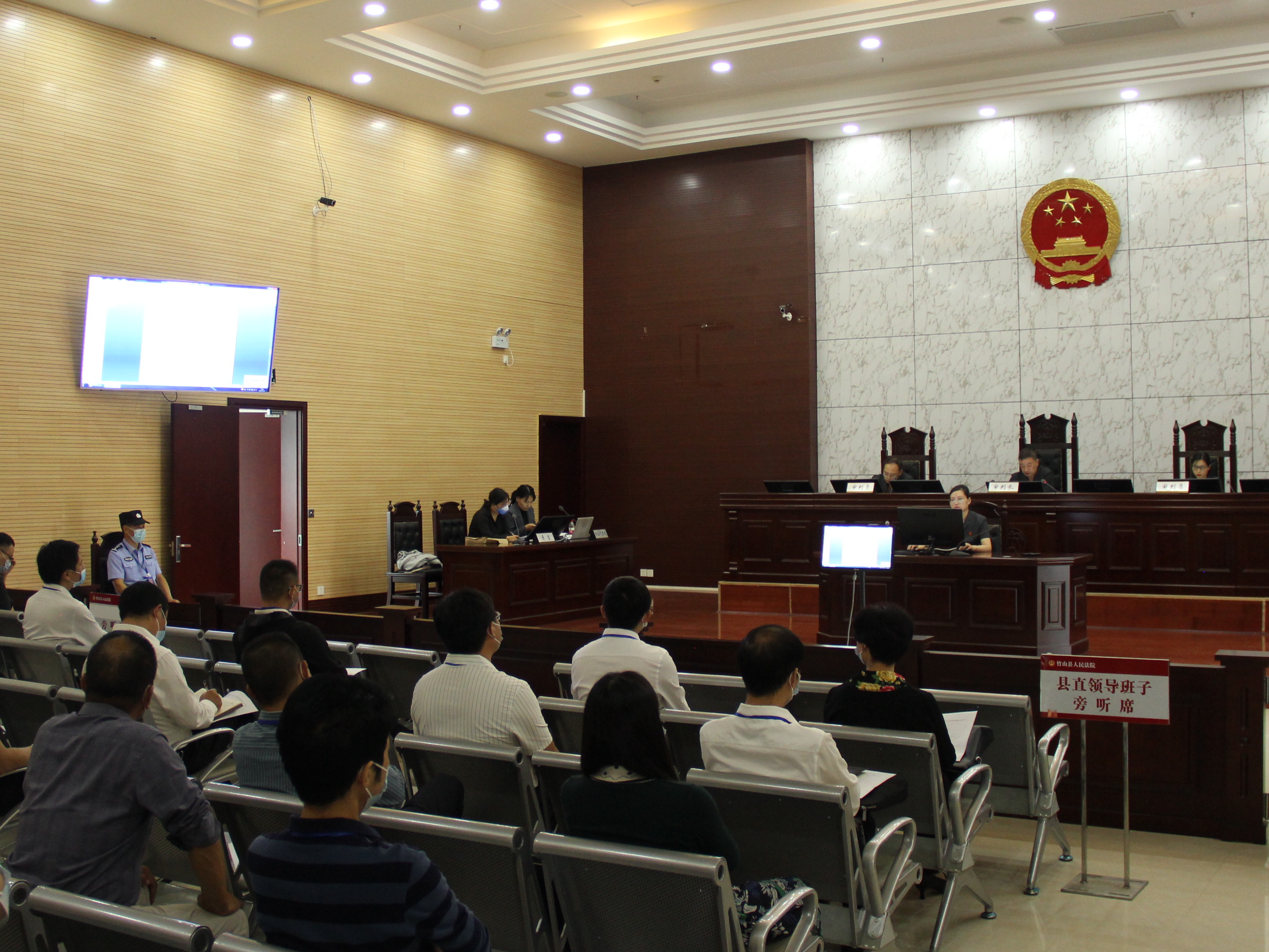 我县组织行政诉讼案件庭审旁听活动