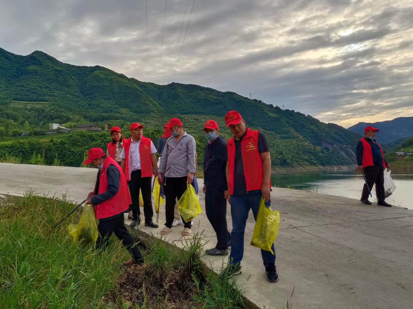 县圣水湖管理局深入包联村开展共同缔造志愿服务活动