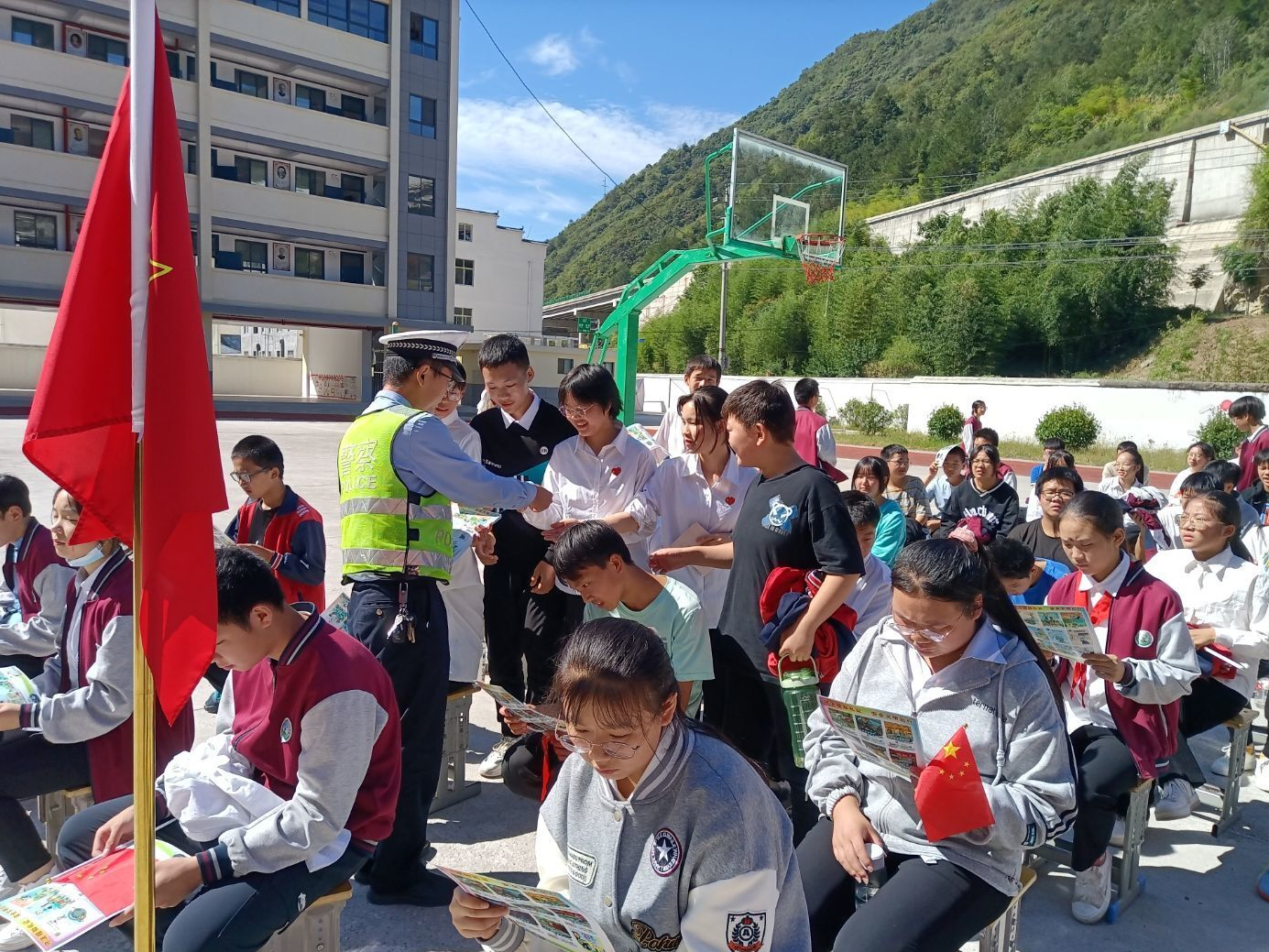 双台九年制学校开展道路交通安全知识进校园活动