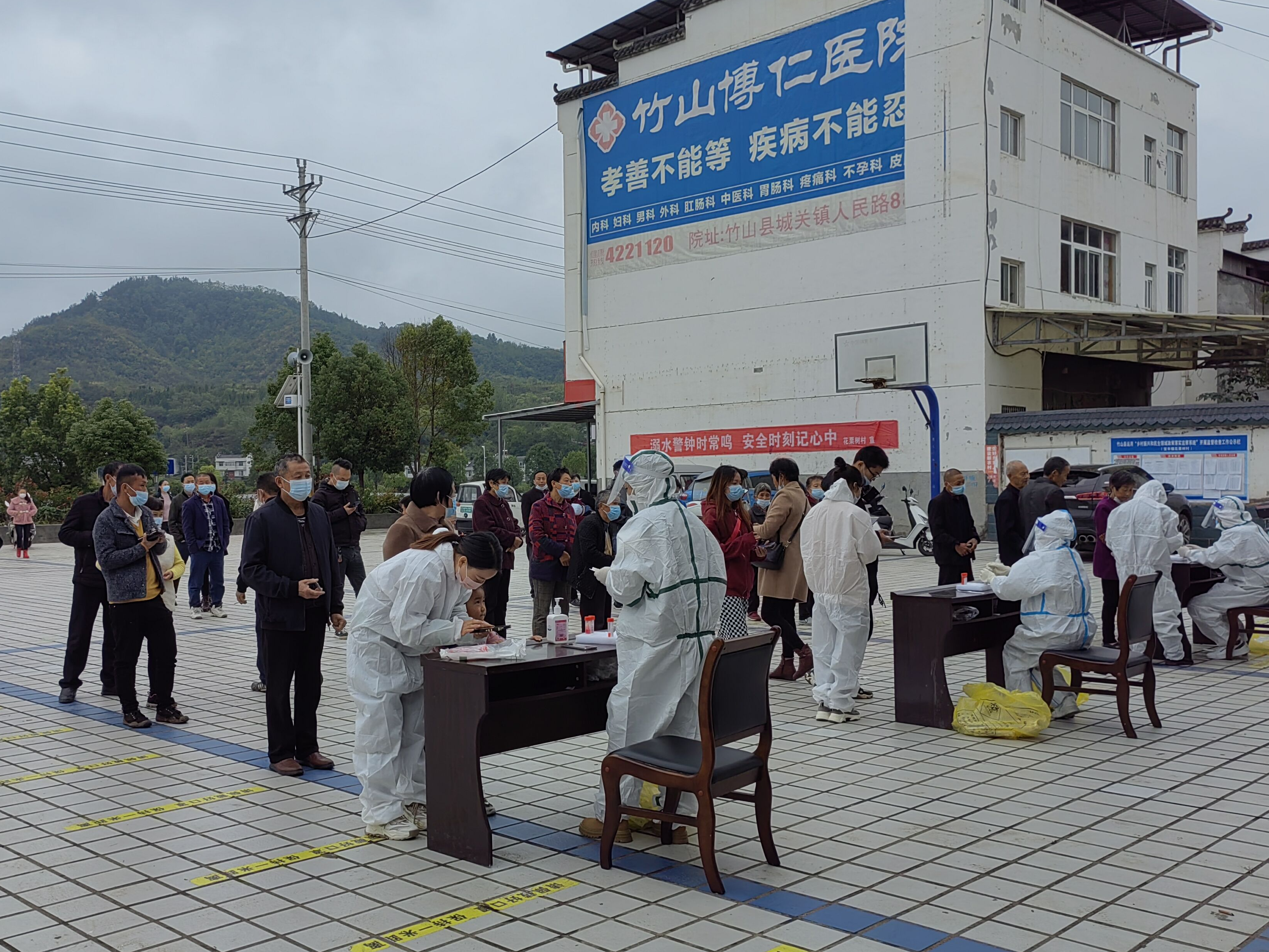 宝丰镇：干部下沉一线 助力全员核酸检测