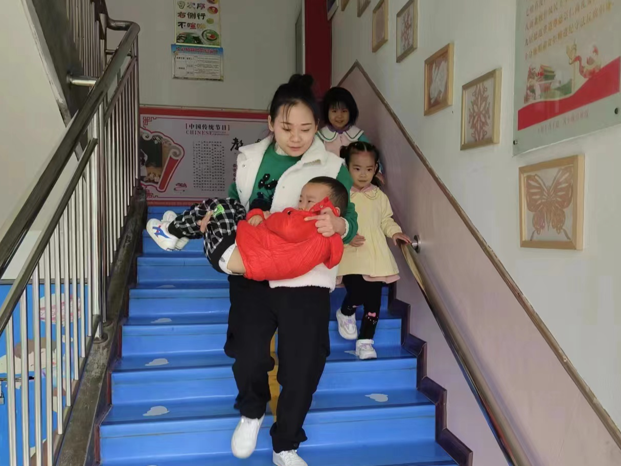 擂鼓镇护驾幼儿园开展食堂疑似中毒事件应急预案演练