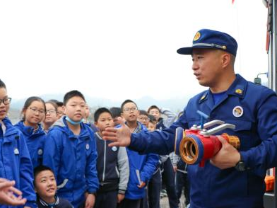 县消防救援大队带3000余名师生齐学“防火术”