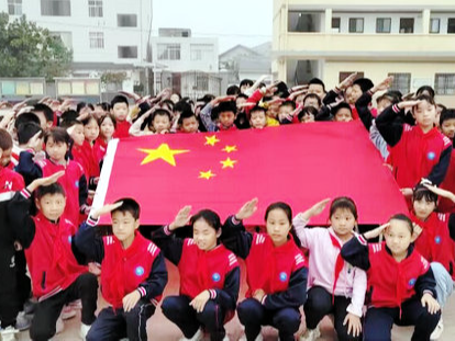 深河乡两道中心小学开展“向国旗敬礼”主题教育活动