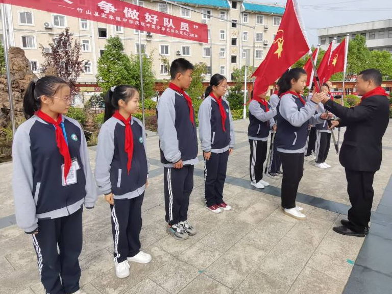 宝丰中学举行七年级新生建队仪式
