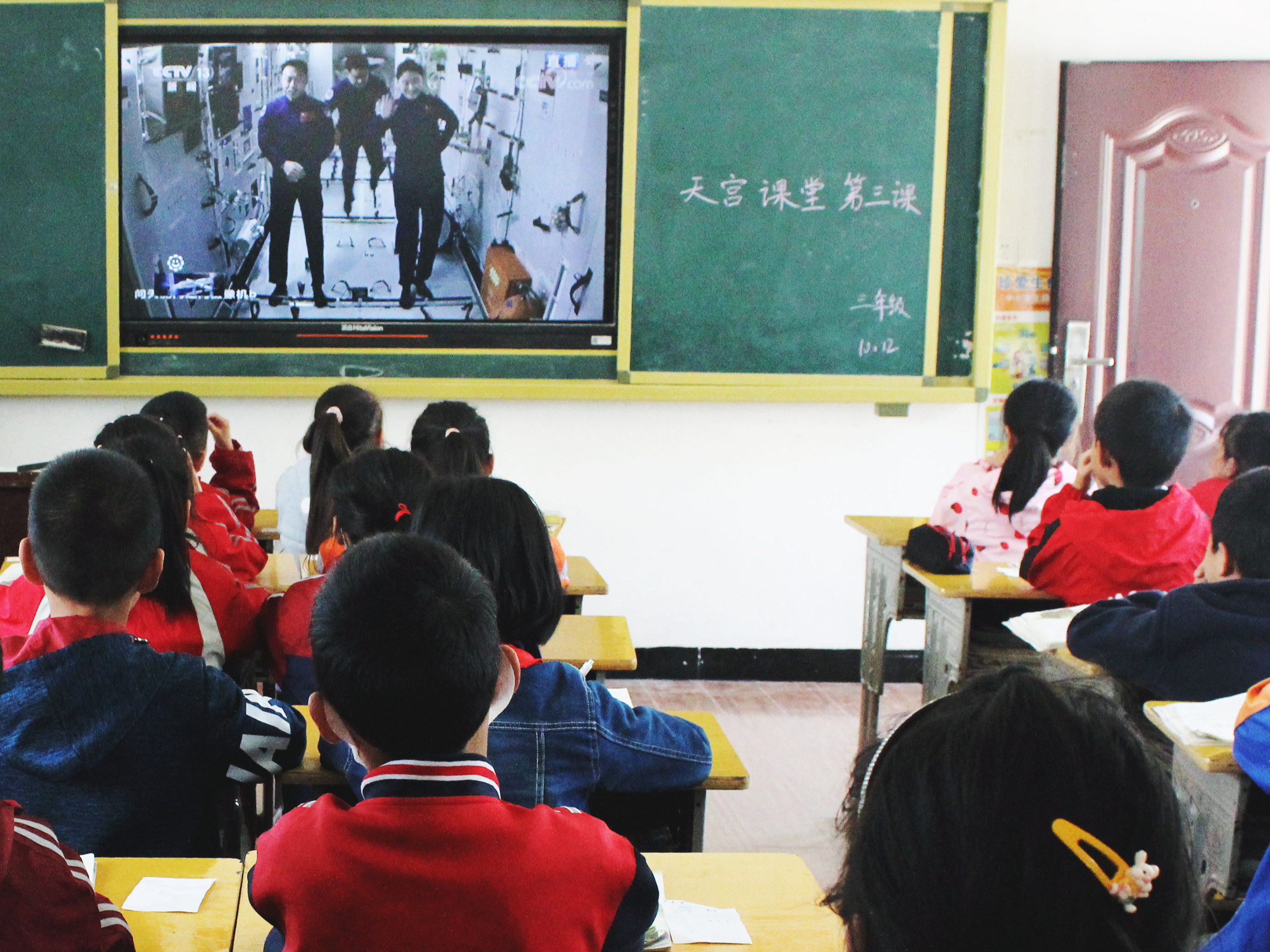 深河乡组织师生收看“天宫课堂”