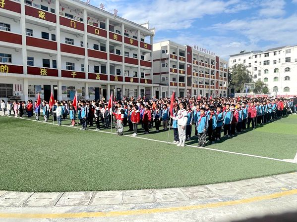 擂鼓镇：举行少先队入队仪式 争做新时代好少年