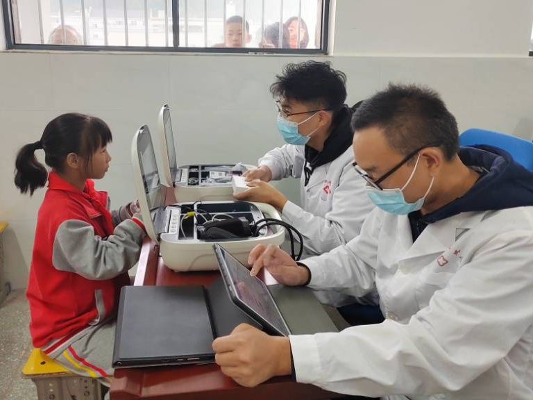 文峰小学190余名家庭困难学生进行健康体检