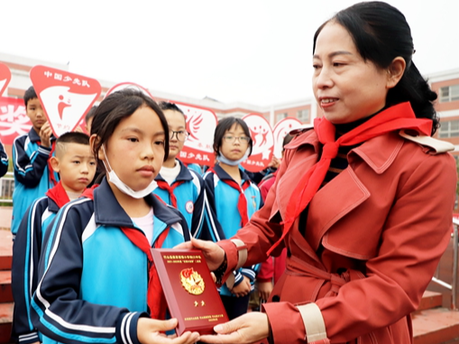 麻家渡镇小学举行“红领巾奖章”二星章颁章仪式