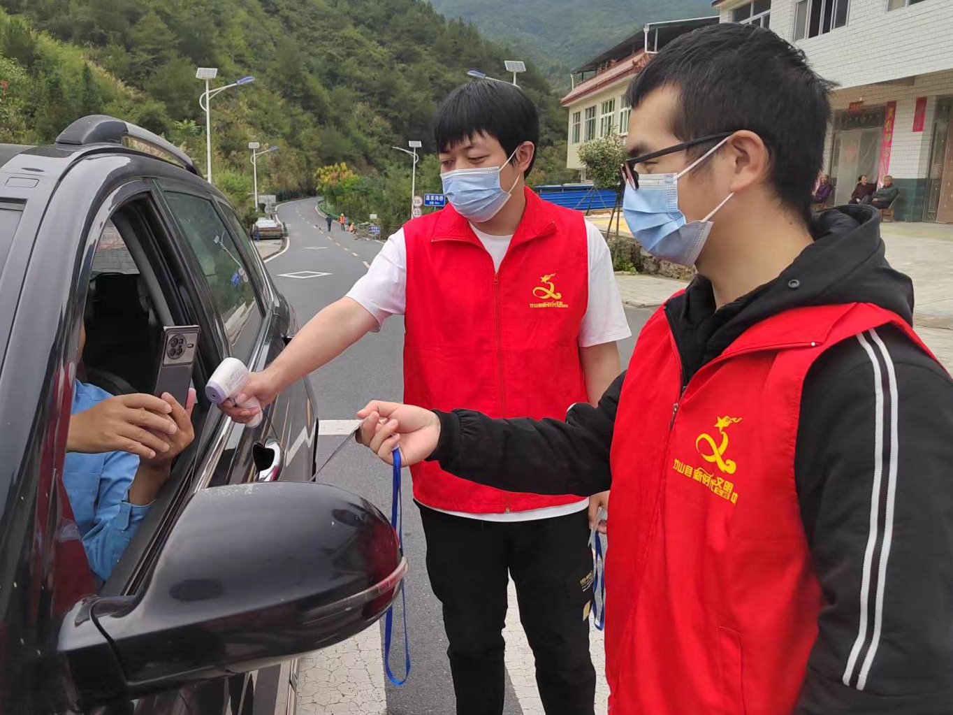 得胜镇严守省际交通卡口