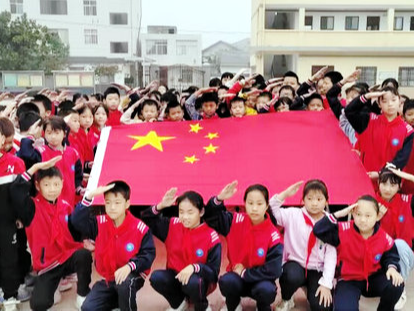 深河乡两道中心小学开展“向国旗敬礼”主题教育活动