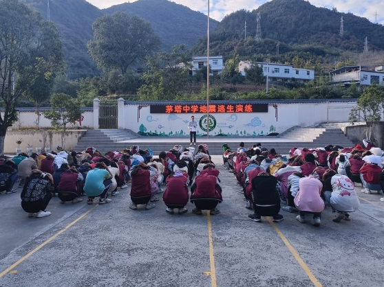 茅塔中学开展地震逃生疏散演练