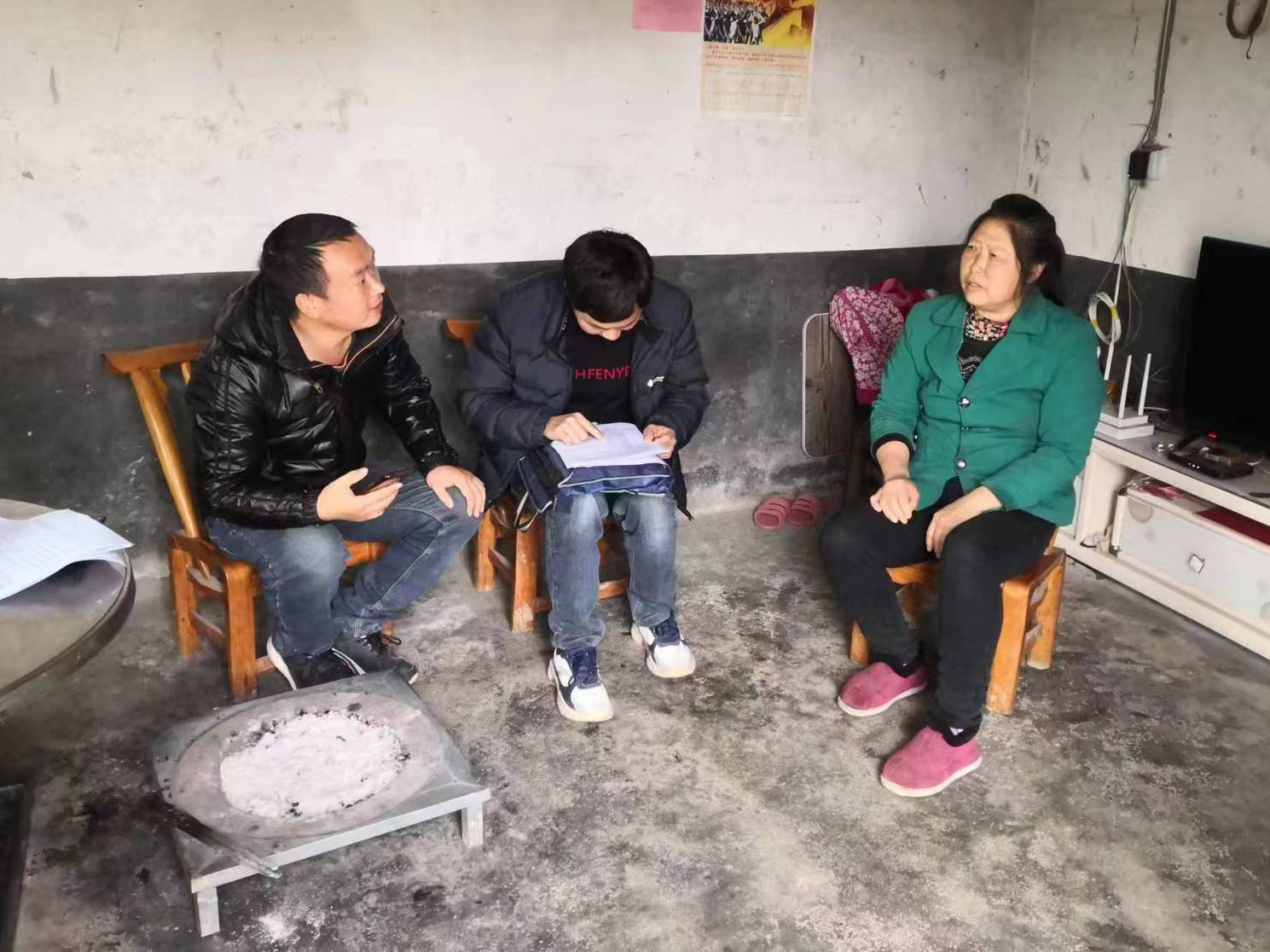 官渡镇：开展“敲门行动” 安全知识送到家