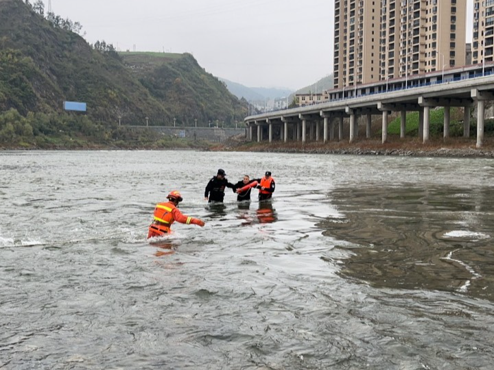 男子被困河中　民警成功施救