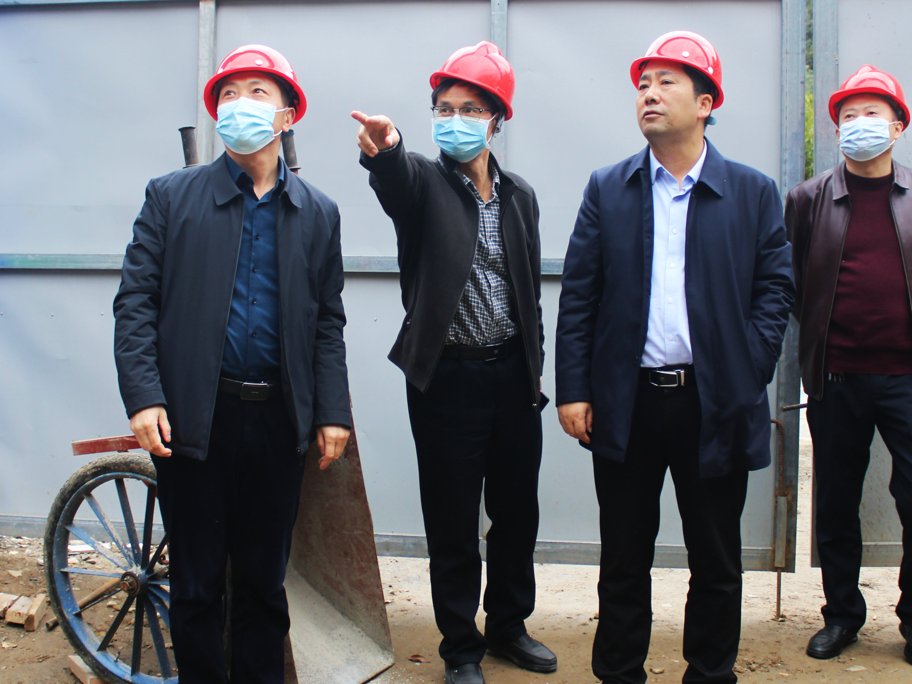 县教育局督查深河教育项目建设及校园安全工作