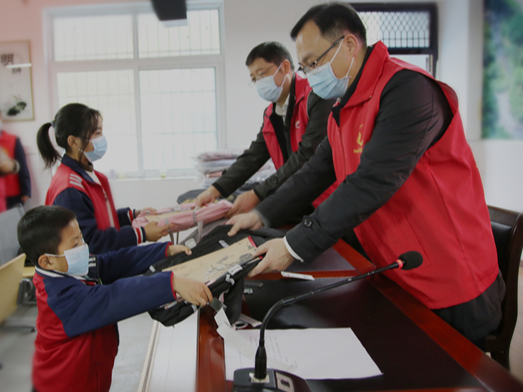 县税务局：税暖童心伴成长