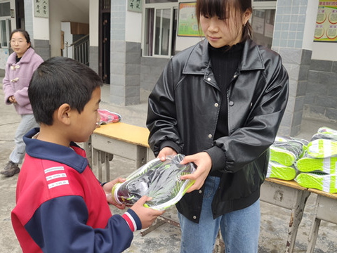 麦田计划为竹山偏远山区学生捐赠暖冬球鞋